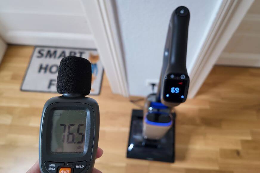 Schallpegelmessung neben Tineco S9 Artist in der Selbstreinigung, Messgerät zeigt 76,5 dB.